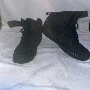 Nike court borough mid